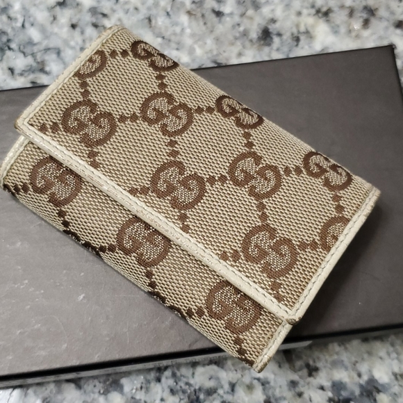 Authentic Gucci Monogram Key Holder - Picture 3 of 9